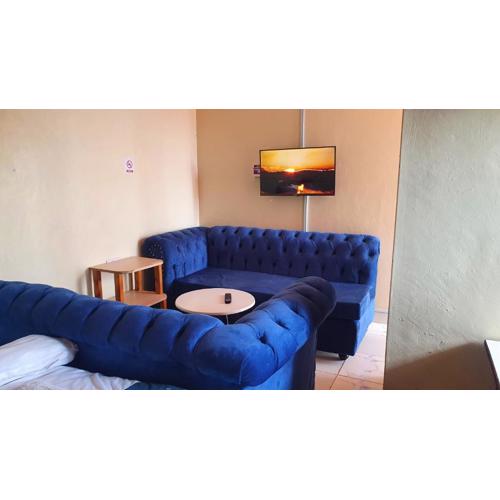 Lola's Nest along the Highway - Free Parking, Wifi, Netflix & Rooftop views