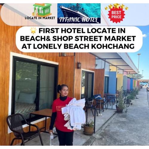Lonely beach complex titanic hotel in beach shopping street markets ในศูนการค้าติดทะเล