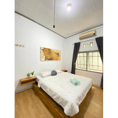 Lorent Hostel Near Padang Beach