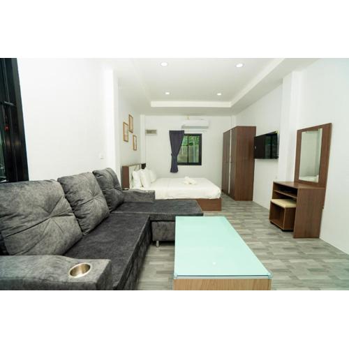 Lovely 2 Bed share Pool Apt near Beach