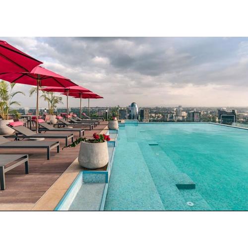 Lovely 2-bedroom Serviced Hotel Suites with Pool and Wi-Fi at Skynest