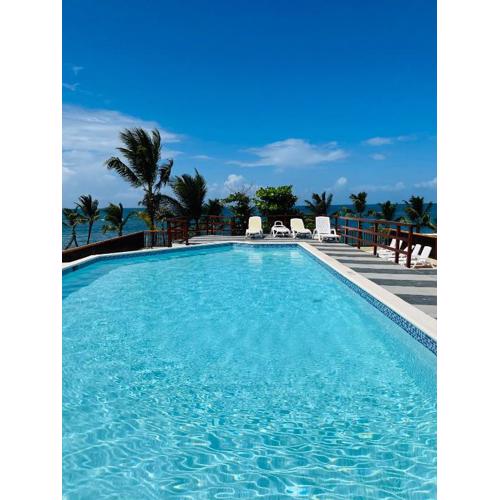 Lovely Beachfront 2 bedrooms condo with 2 pools