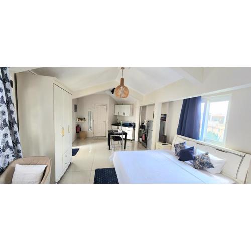 Lovely studio apartment with views of the lagoon.