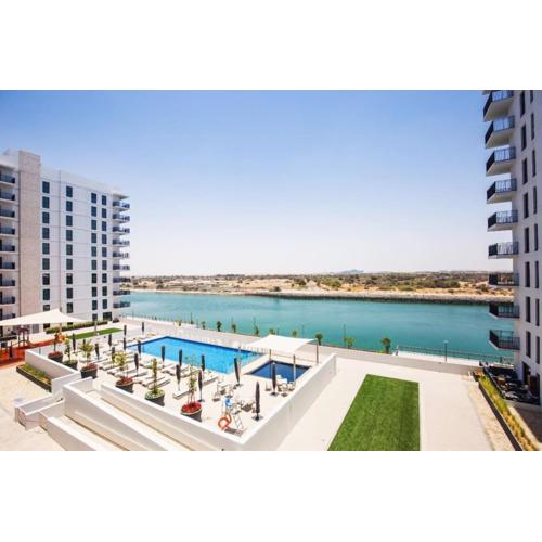 Lovely Waterfront Private 2BR Apartment Yas Island