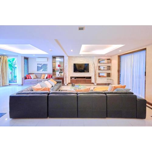 Low-Rise House for Groups Near BTS & EmDistrict For Spacious Cozy Stay