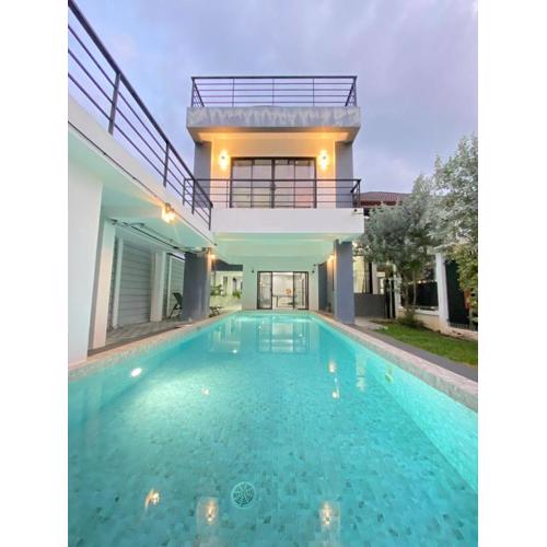 Lucky pool villa kathu