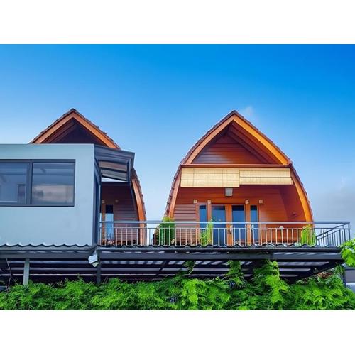 Lumbung Kembar Guest House, Nyanyi