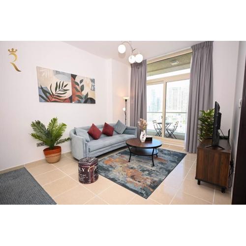 Luminous 1BR Modern Pool Access with Comfy Vibes