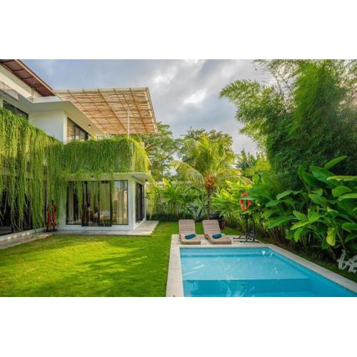 Lush 3 BR enclose living room next to Canggu beach