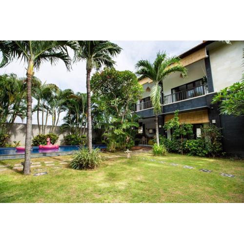 Lush tropical haven - 10 minute walk to Seminyak Beach