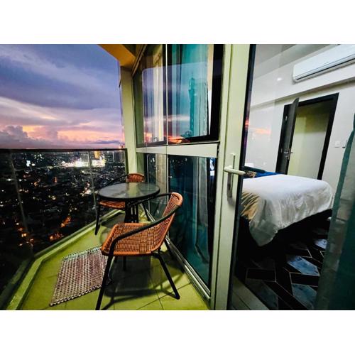 LUX 2BR Uptown BGC, 70sqm, Balcony, Rooftop Pool & 5G WiFi, Ste 34