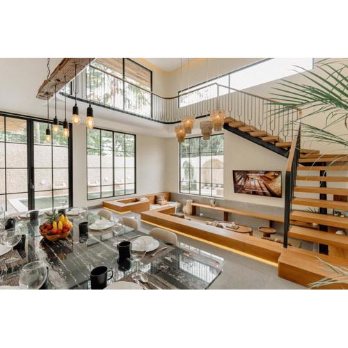 LUX Casa Amore 4BR pick up from airport security PlayStation and Netflix