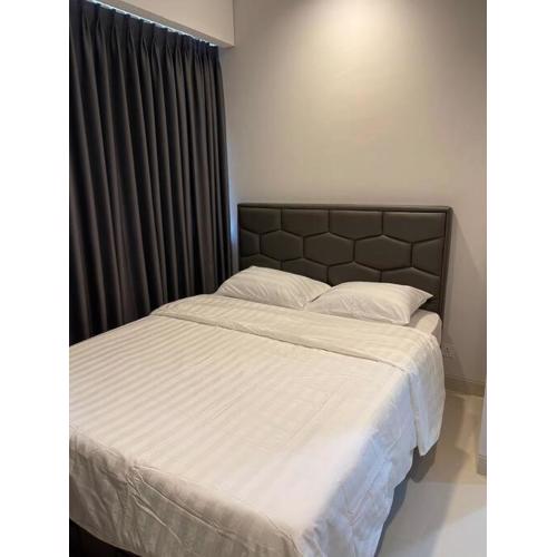 Luxe 1-Bedroom Haven with Ocean View on the 5th Floor of Kalani Tower