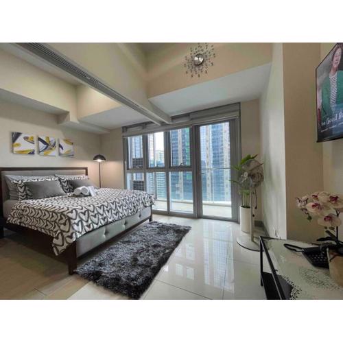 Luxe 1BR w/ Balcony @ Uptown Parksuites
