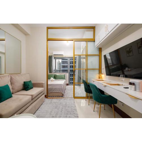 Luxe 1BR with WiFi, Karaoke and Balcony Near SM Megamall
