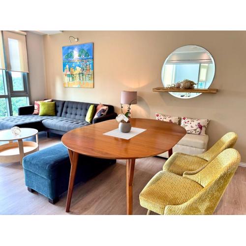 Luxe 2-BR Condo in Avant BGC