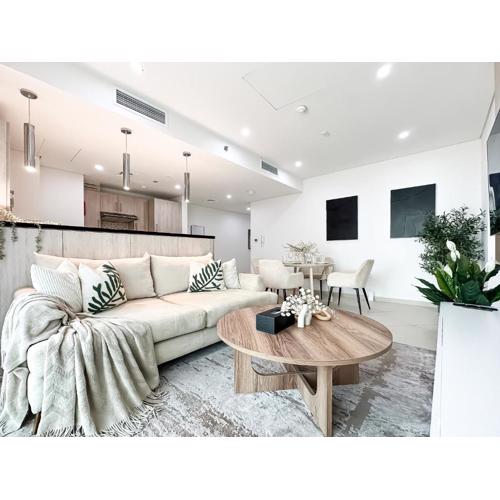 Luxe Lagoon Suites Palm Beach Private Access with Infinity Pool & Bar