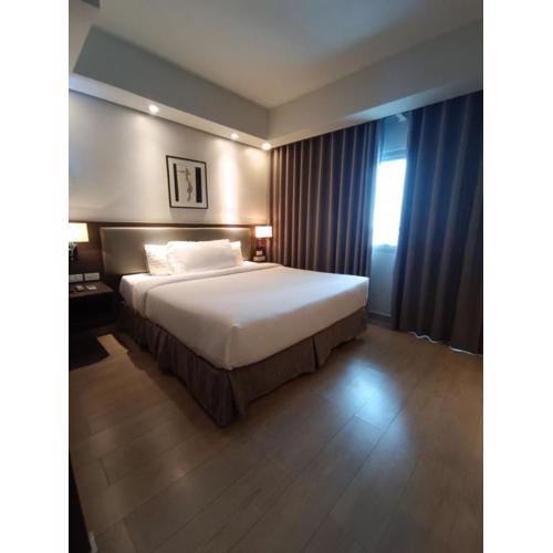 Luxe Suite Stays at Bonifacio Civic Center Tower