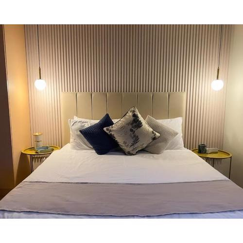 LUXESTAYSMNL Parisian Charm 1BR Suite Pool Gym 400MBPS WiFi Netflix Amazing City View