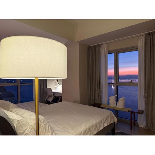 Luxurious 1 Br Facing Manila Bay Sunset Nearby Okada MOA Solaire Ayala Malls