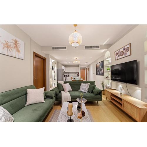 Luxurious 1BR with canal & Burj Khalifa view!