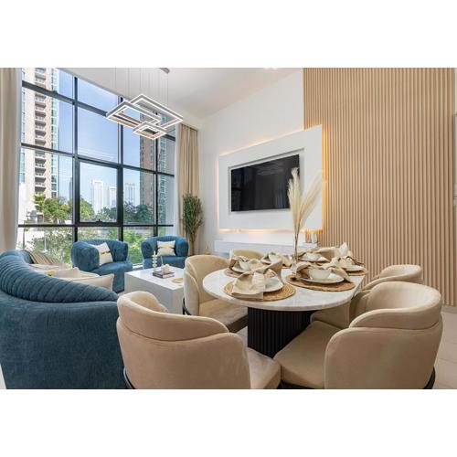 Luxurious 2-bedroom Apartment in Downtown with Burj Khalifa View