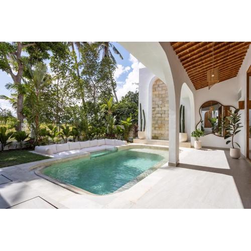 Luxurious 2BR Pool Villa, Scenic Rice Field Views - Lumora Villa Seseh
