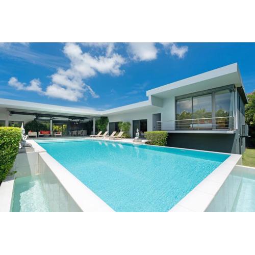 Luxurious 5BR Villa Mayacol with 17m Long Pool, NaiHarn