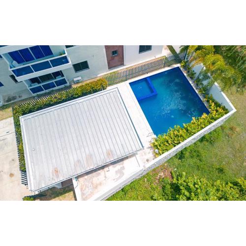 Luxurious Apartment with pool near airport