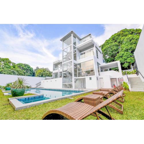 Luxurious Cliff House Tagaytay