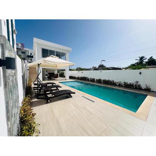 Luxurious pool apartment 5minutes from the airport