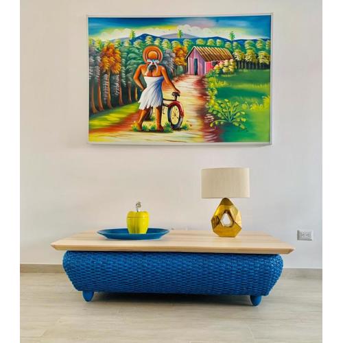 Luxurious spacious 2-bedroom apartment, steps from beach