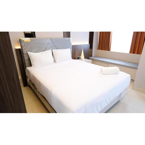 Luxurious Studio with Long Golf View at Grand Sungkono Lagoon Apartment By Travelio