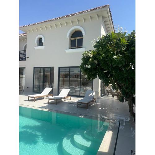 Luxurious Villa 5BHK with Pool BBQ and Full Time Housemaid Assistance - live in