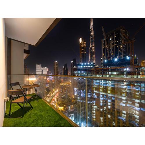 Luxury 1 Bedroom Apartment with partial Burj Khalifa View by Delujo Stays