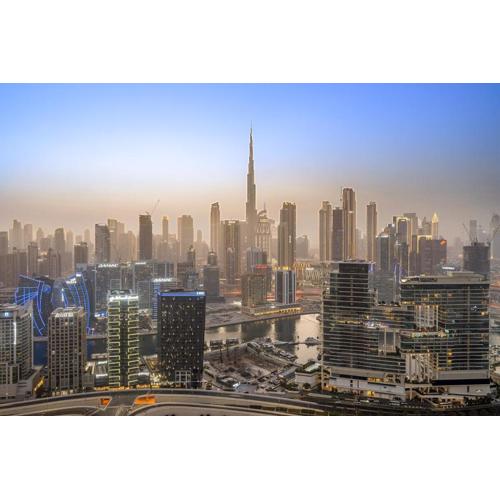 Luxury 1BR apt with Burj Khalifa, Canal View Pool Gym Near Dubai Mall