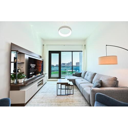 Luxury 1BR Near Burj Khalifa with Canal Views