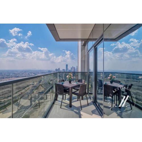 Luxury 2BDR Apartment with Private Balcony