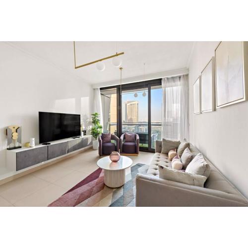 Luxury 2BR Burj View with Pool Walk to Mall & Metro Dining Shopping