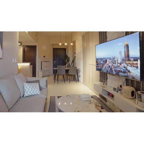 Luxury 2BR in Uptown Parksuites BGC Balcony & Prime location