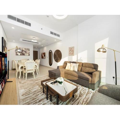 Luxury 2BR near Burj Khalifa with Rooftop Pool, City & Canal Views, Free Parking