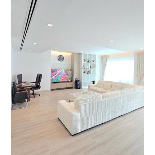 Luxury 3 Bedroom Apt with Private Beach Pool & Gym