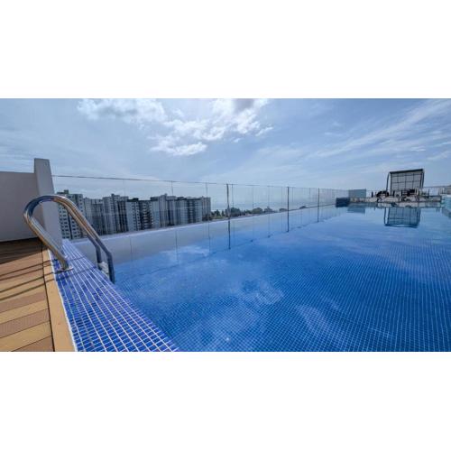 Luxury 3BR Apartment with Infinity Pool, Balcony n Gym