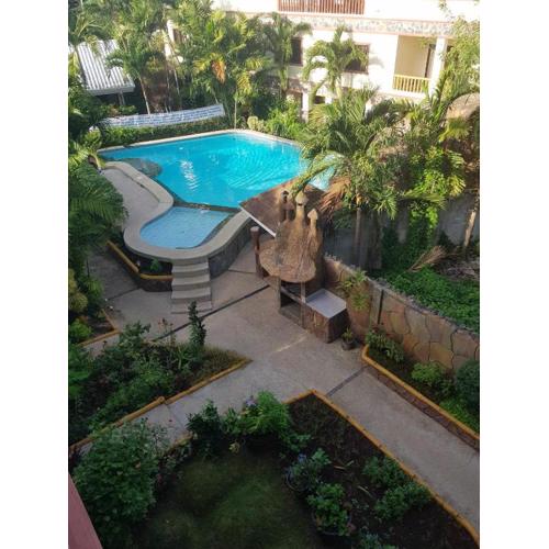 Luxury 4BR Apartment with Pool behind Alona Beach