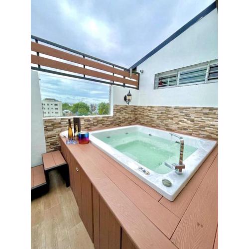 Luxury 5 Beds Penthouse - Private Jacuzzi & Karaoke Bar & Free Parking