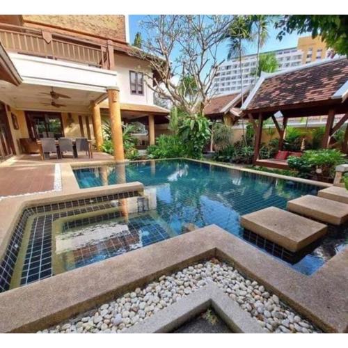 Luxury 5BR Pool Villa Pattaya-Family & Friends Fun Escape-BBQ, Pool Table