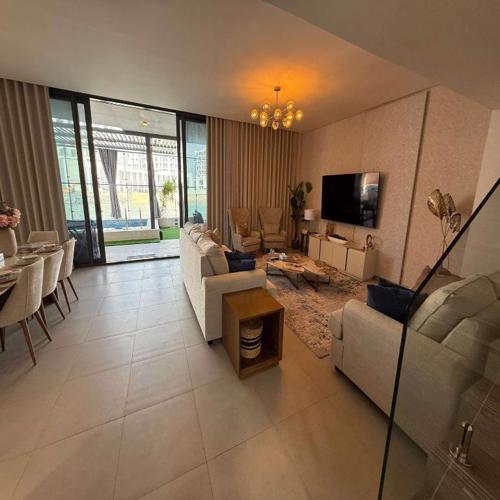 Luxury 5BR Villa Private Pool & Beach Access