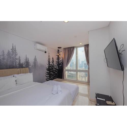 Luxury and Strategic 1BR Apartment at The Empyreal Epicentrum By Travelio