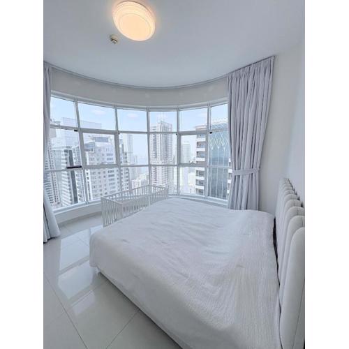 Luxury apartment with sea view, gym and pool!