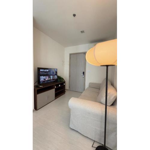 Luxury Apartment with Train Access